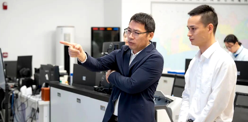 季端荣、童立艳看望慰问一线工作者